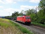 DB Cargo 185 301-9 mit leeren Autotransportwagen auf der Spessartrampe am 25.05.17. Das Foto wurde von einen Gehweg aus fotografiert