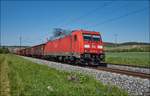 185 347-2 ist mit einen gemischten Güterzug in Richtung Würzburg am 10.05.2017 bei Retzbach-Zellingen unterwegs.