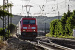 Im vollen abendlichen Gegenlicht donnert die 185 251-6 mit einem Schiebewandwagenzug in Retzbach vorüber.Bild vom 12.6.2017