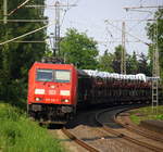 185 302-7 DB kommt mit einem Audi-VW-Skoda-Zug aus Osnabrück nach Kortenberg-Goederen(B) und kommt aus Richtung Mönchengladbach-Hbf,Rheydt-Hbf,Wickrath,Beckrath,Herrath und fährt durch Erkelenz in Richtung Baal,Hückelhoven-Baal,Brachelen,Lindern,Süggerath,Geilenkirchen,Frelenberg,Zweibrüggen,Übach-Palenberg,Rimburg,Finkenrath,Hofstadt,Herzogenrath, Kohlscheid,Richterich,Laurensberg,Aachen-West. Aufgenommen vom Bahnsteig 1 in Erkelenz. Bei Sommerwetter am Nachmittag vom 1.6.2017.