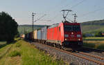 Mit einem Containerzug am Haken fuhr 185 236 am Abend des 13.06.17 durch Retzbach-Zellingen Richtung Würzburg.