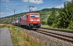 185 365-4 ist mit einen Aufliegerzug bei Thüngershein am 05.07.2017 unterwegs.