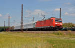 In dem von 185 069 geführten gemischten Güterzug hingen am 14.06.17 zwei Militärbegleitwagen. Hier rollt der Zug durch Retzbach-Zellingen Richtung Würzburg.