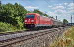 185 248-5 ist mit einen gemischten Güterzug bei Thüngersheim am 05.07.2017 unterwegs.