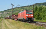 185 075 schleppte am 14.06.17 einen gemischten Güterzug durch Thüngersheim Richtung Würzburg.