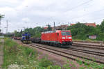 185 185-6 kommt mit einem Brammenzug aus Völklingen durch Saarbrücken - Burbach. Rhenus Lok 12 ( NVR-Nummer: 98 80 3509 014-7 D-RRI ) muss warten bis sie in Richtung Völklingen auf die Saarstrecke einfädeln darf. Bahnstrecke 3230 Saarbrücken - Karthaus und Strecke 3220 Verbindungsstrecke Burbach - Abzweig Saardamm am 28.07.2017