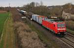 Am 30.03.2016 bespannte Prototyp 185 003-1 einen gemischten Güterzug (Mannheim Rbf - Chiasso), als sie südlich von Müllheim (Baden) gen Schweizer Grenze fuhr.