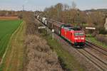 Mit einem gemischten Güterzug (Mannheim Rbf - Chiasso) fuhr am 30.03.2016 die 185 141-9 bei Müllheim (Baden) auf der Rheintalbahn gen Basel.