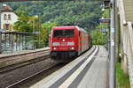 Heute gegen Mittag kommt die  185 207-8 mit einem leeren Autotransorterzug durch Neckargerach. 1.9.2017 