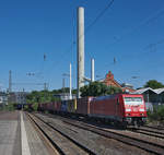 185 300 rollt mit einem Containerzug durch den Hauptbahnhof von Göttingen. Ab Göttingen ändert sich die Streckennummer. Von Hannover bis Göttingen Gbf ist es die Streckennummer 1732 ab Göttingen die Streckennummer 3600 über Bebra, Fulda nach Frankfurt am Main. 24.08.2016