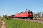 Am 05.05.2016 bespannt 185 127-8 zusammen mit 185 141-9 einen leeren Tonerdenzug aus Domodossola nach Limburg (Lahn), als sie bei Hügelheim auf der Rheintalbahn in Richtung Freiburg (Breisgau)