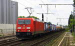 185 289-6 DB  kommt mit einem Güterzug aus Krefeld-Uerdingen(D) nach Ludwigshafen-BASF(D) und fährt durch Duisburg-Rheinhausen-Ost in Richtung Duisburg-Hochfeld-Süd. Aufgenommen vom Bahnsteig in Duisburg-Rheinhausen-Ost. 
Bei Sommerwetter am Nachmittag vom 27.7.2017.