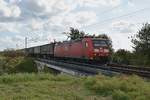 Mit dem Ambrogio am Haken kommt die 185 056-9 am Tag der Deutscheneinheit hier bei Allerheiligen auf der K 33 Brücke gen Neuss gefahren.