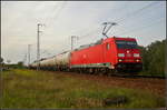 DB Cargo 185 350-6 fuhr am Abend des 30.08.2017 mit einem Kesselwagenzug durch die Berliner Wuhlheide