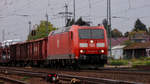 185 076-7 ist gerade mit einem Güterzug durch den Bahnhof Biblis gefahren. Nun fährt sie weiter in Richtung Mannheim. Aufgenommen am 10. Oktober 2017.