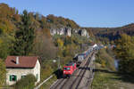 185 348 mit einem KLV Zug durch Hagenacker Richtung Treuchtlingen, 14.10.17