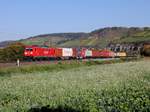 Die 185 234 mit einem Containerzug am 11.10.2012 unterwegs bei Himmelstadt.