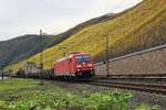 DB Cargo 185 370 schleppt einen gemischten Güterzug am 31.10.17 am Bopparder Hamm zwischen Boppard und Spay in Richtung Koblenz.
