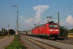 Durchfahrt am 13.09.2016 von 185 132-8 zusammen mit 185 107-0 und einem langen gemischten Güterzug in Müllheim (baden) auf der KBS 703 in Richtung Basel.