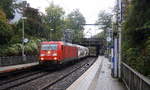 185 230-0 DB kommt aus Richtung Köln,Aachen-Hbf und fährt durch Aachen-Schanz mit einem Zuckerzug aus Wabern(D) nach Antwerpen-Lillo(B) und fährt in Richtung Aachen-West. Aufgenommen vom Bahnsteig von Aachen-Schanz.
Bei Regenwetter am Morgen vom 24.10.2017.