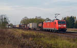 185 007 führte am 04.11.17 einen Bertschi-Containerzug durch Jütrichau Richtung Roßlau.