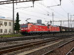 DB - 185 090-8 mit 185 108-8 vor Güterzug unterwegs in Prattelen am 20.11.2017