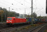 185 294-6 DB  kommt aus Richtung Köln,Aachen-Hbf,Aachen-Schanz mit einem langen Containerzug aus Gallarate(I) nach Zeebrugge(B) und fährt in Aachen-West ein. 
Aufgenommen vom Bahnsteig in Aachen-West.
Bei Regenwetter am Nachmittag vom 11.11.2017.