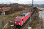 185 402-5 DB als gemischter Gz passiert das Bw Halle G neben der neuen Zugbildungsanlage Halle (Saale) in nördlicher Richtung.