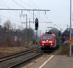 185 192-2 DB kommt aus Richtung Mönchengladbach-Hbf mit einem Güterzug aus Venlo(NL) nach Köln-Gremberg(D) und fährt durch den Rheydter-Hbf in Richtung Grevenbroich,Köln. 
Aufgenommen vom Bahnsteig 3 in Rheydt-Hbf. 
Bei leichtem Schneefall am Kalten Nachmittag vom 6.2.2018.