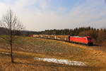 Die 185 253 am EZ 51716 von Nürnberg nach Senftenberg passiert hier gerade den Ehemaligen Bahnübergang an der Gaststätte Frohsinn bei Herlasgrün.