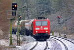 185 185-6 DB kommt aus Richtung Köln,Aachen-Hbf und fährt durch Aachen-Schanz mit einem  Kesselzug aus Ludwigshafen-BASF nach Antwerpen-BASF(B)  und fährt in Richtung Aachen-West. Aufgenommen vom Bahnsteig von Aachen-Schanz. 
Bei leichtem Schneefall am Eiskalten Morgen vom 20.3.2018.