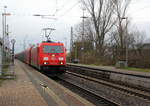 185 205-2 DB verlässt den Güterbahnhof von Nievenheim mit einem Aluzug aus Nievenheim nach Göttingen und fährt in Richtung Neuss-Allerheiligen,Neuss-Norf,Neuss-Süd. Aufgenommen vom Bahnsteig 1 in Nievenheim. Bei Regenwetter am Mittag vom 1.4.2018.