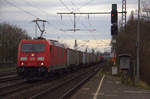 185 355-5 DB kommt mit einem Aluzug aus Nievenheim nach Göttingen und kommt aus Richtung Neuss und fährt durch Duisburg-Rheinhausen-Ost in Richtung Duisburg-Hochfeld-Süd.