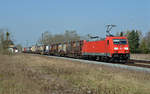 185 368 führte am 10.04.18 einen Containerzug, welcher hauptsächlich mit Bertschi-Containern beladen war, durch Jütrichau Richtung Roßlau.
