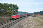 185 377 mit einem gemischten Güterzug Richtung Nürnberg bei Parsberg, 04.03.2017