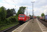 185 011-4 und 185 200-3 beide von DB kommen mit einem Ölzug aus Antwerpen-Petrol(B) nach Basel(CH) und kammen aus Richtung Aachen-West,Aachen-Schanz,Aachen-Hbf,Aachen-Rothe-Erde,Stolberg-Hbf(Rheinland)Eschweiler-Hbf,Langerwehe,Düren,Merzenich,Buir,Horrem,Kerpen-Köln-Ehrenfeld,Köln-West,Köln-Süd,Köln-Eifeltor,Hürth,Brühl,Sechtem,Bornheim und fuhren durch Roisdorf bei Bornheim in Richtung Bonn-Hbf,Bad-Godesberg,Rolandseck,Remagen,Sinzig,Bad Breisig,Brohl-Lützing,Namedy,Andernach,Weißenthurm,Urmitz,Koblenz-Lützel,Koblenz-Hbf. Aufgenommen vom Bahnsteig in Roisdorf bei Bornheim. 
Bei schönem Sonnenschein und Wolken am Nachmittag vom 1.5.2018. 