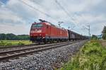 185 136-9 ist am 23.05.2018 mit einen Schiebewandzug bei Friedland unterwegs.