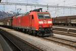 Die DB 185 109 wartet mit ihrem gemischten Güterzug im Bahnhof Buchs auf ihre Weiterfahrt.