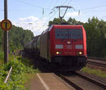 185 299-5 DB  kommt durch Kohlscheid aus Richtung Aachen-West,Laurensberg,Richterich mit einem Kurzen Kesselzug aus Antwerpen-Rhodesie(B) nach Schwedt-(Oder)(D) und fährt in Richtung Herzogenrath,Mönchengladbach.
Aufgenommen vom Bahnsteig 1 in Kohlscheid. 
Bei Sonnenschein und Wolken am Nachmittag vom 15.6.2018.