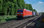 185 002 war am 14.06.2018 mit einem KLV Richtung Köln unterwegs, hier in Ebringen.