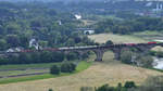 Ein Güterzug gezogen von der Elektrolokomotive 185 294-6 befährt im Juni 2018 das Ruhrviadukt bei Witten.