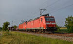 185 124 mit einer Schwesterlok am 25.07.2018 mit gemischtem Güterzug nach Chiasso, bei Buggingen.