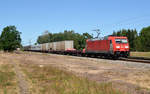 185 402 führte am 30.06.18 einen gemischten Güterzug durch Jütrichau Richtung Roßlau.