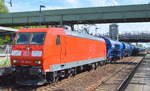 DB Cargo Deutschland AG mit  185 069-2  [NVR-Number: 91 80 6185 069-2 D-DB] und einem Ganzzug blauer Schüttgutwagen mit Schwenkdach vom Einsteller NACCO am 10.08.18 Bf. Berlin-Hohenschönhausen.