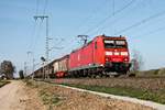 Mit einem gemischten Güterzug aus Mannheim Rbf fuhr am 06.04.2017 die 185 079-1 nördlich von Müllheim (Baden) in Richtung Schweizer Grenze.
