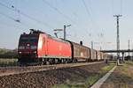 Mit einem gemischten Güterzug (Chiasso - Mannheim Rbf) fuhr am 06.04.2017 die 185 088-2 durch die Gleisanlagen von Müllheim (Baden) über die KBS 703 gen Freiburg (Breisgau).