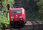 185 205-2 DB kommt aus Richtung Köln,Aachen-Hbf und fährt durch Aachen-Schanz mit einem Güterzug aus Köln-Gremberg nach Antwerpen-Noord(B)  in Richtung Aachen-West. 
Aufgenommen vom Bahnsteig von Aachen-Schanz. 
Bei Sommmwetter am Nachmittag vom 7.8.2018.