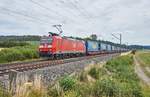 185 145-0 ist am 11.07.2018 mit einen Walterzug in Richtung Würzburg bei Dörfle unterwegs.