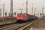 Bahnhof Großkorbetha am 17. Februar 2018. 185 403-3 durchfährt den Bahnhof. Im Hintergrund eine ganze Leine abgestellter Loks. 