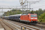 DB Lok 185 124-5 durchfährt den Bahnhof Möhlin.